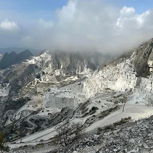 La Porta Sui Monti Di Luna Carrara